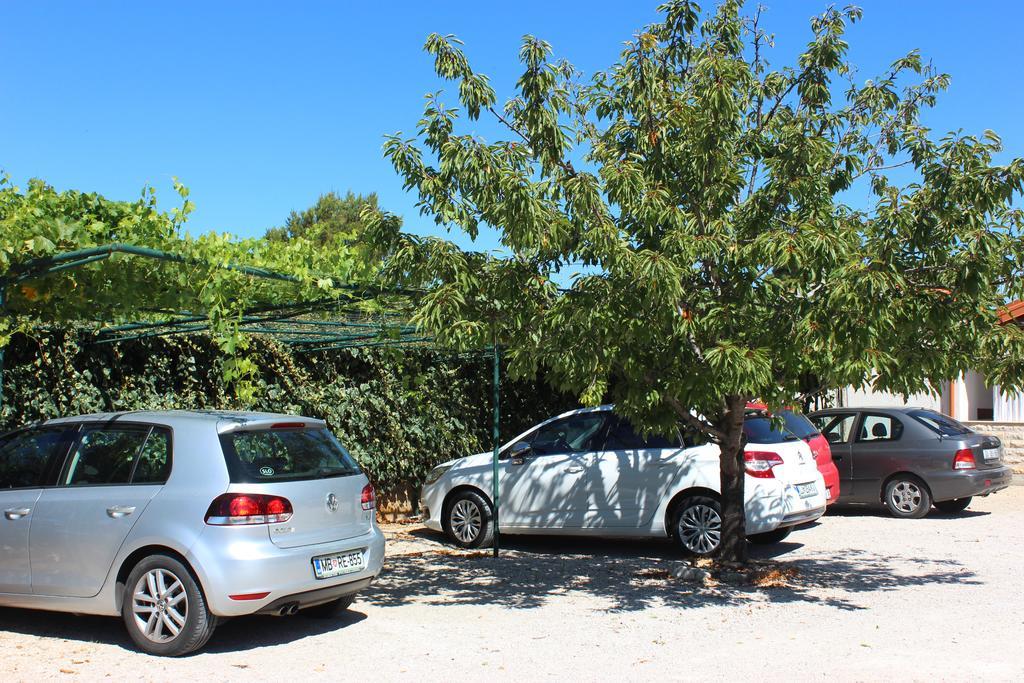 ברודאריצה Apartmani Kardum Brodarica מראה חיצוני תמונה